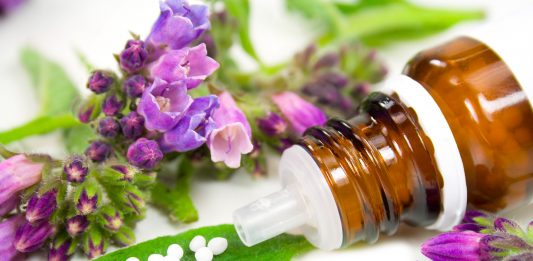 Die Homöopathie setzt auf pflanzliche Wirkstoffe in kleinsten Dosen