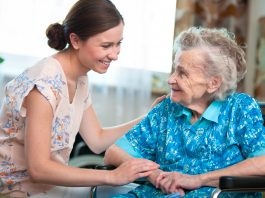 Jüngere Angehörige bietet für ältere Seniorin die nötige Unterstützung im Alltag.