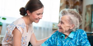 Jüngere Angehörige bietet für ältere Seniorin die nötige Unterstützung im Alltag.