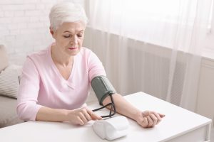 Ältere Frau misst Blutdruck selbst